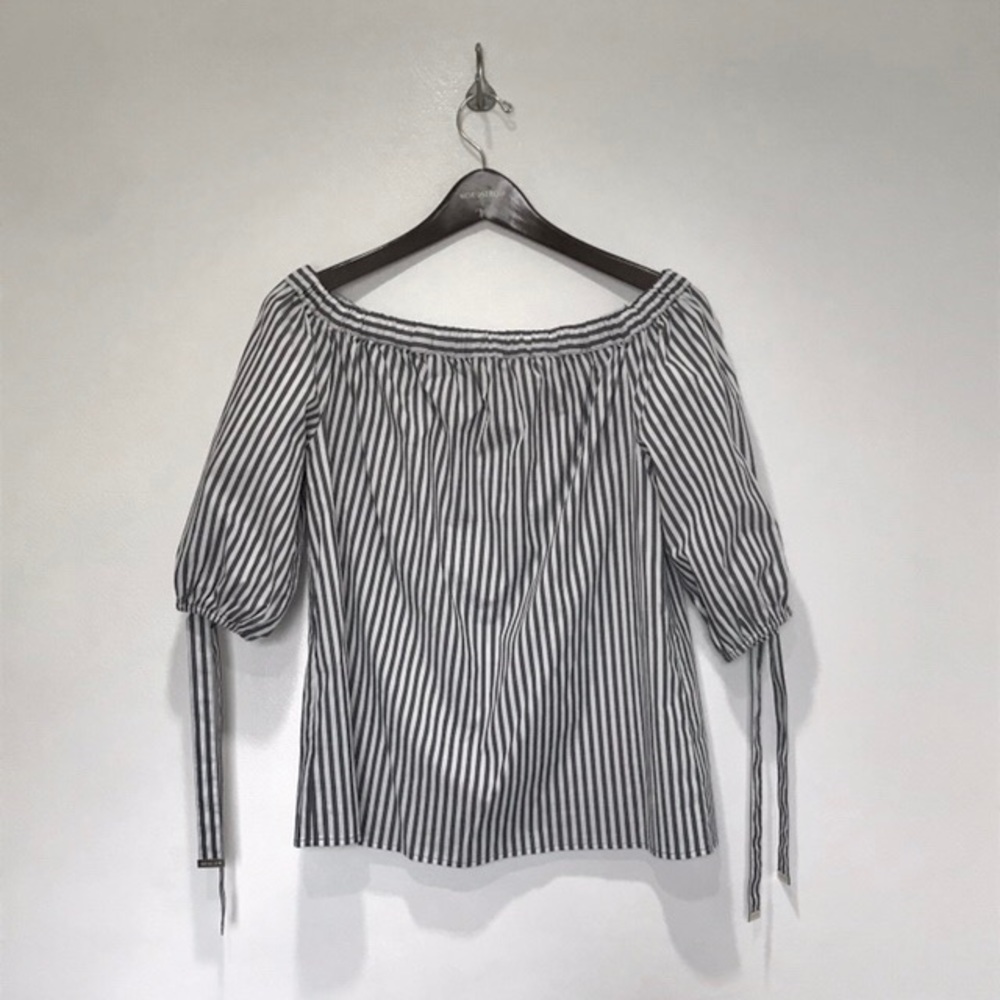 🌼4/$20🌼 Michael Kors Off the Shoulder Top